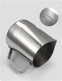 Cargar imagen en el visor de la galería, Jarra Graduada Barismo Latte Espumadora Acero + Pluma Decorativa
