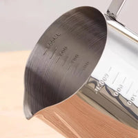 Cargar imagen en el visor de la galería, Jarra Graduada Barismo Latte Espumadora Acero + Pluma Decorativa
