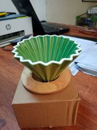 Cargar imagen en el visor de la galería, V60 Método Goteo Café 1 a 2 Tazas En Cerámica Tipo Origami
