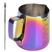 Cargar imagen en el visor de la galería, Jarra Barismo Latte Graduada Acero más Plumilla Decorativa
