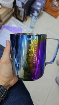 Cargar imagen en el visor de la galería, Jarra Barismo Latte Graduada Acero más Plumilla Decorativa
