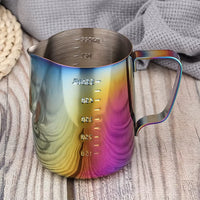 Cargar imagen en el visor de la galería, Jarra Barismo Latte Graduada Acero más Plumilla Decorativa
