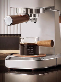 Cargar imagen en el visor de la galería, Taza De Café Medidora Espumadora Leche con Mango de Madera
