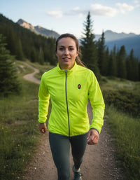 Cargar imagen en el visor de la galería, chaqueta cortaviento mujer liviana verde neon
