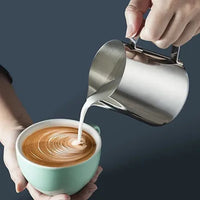 Cargar imagen en el visor de la galería, jarra de barismo aforada para café latte con pluma de arte
