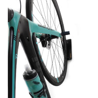 Cargar imagen en el visor de la galería, Soporte Bicicleta Pared Vertical 30 kilos - Compatible Llantas Anchas
