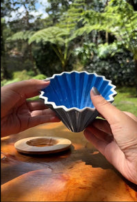 Cargar imagen en el visor de la galería, v60 método goteo-café 1 a 2 taza en cerámica tipo origami azul
