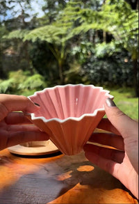 Cargar imagen en el visor de la galería, v60 método goteo-café 1 a 2 taza en cerámica tipo origami rosado

