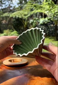 Cargar imagen en el visor de la galería, v60 método goteo-café 1 a 2 taza en cerámica tipo origami verde
